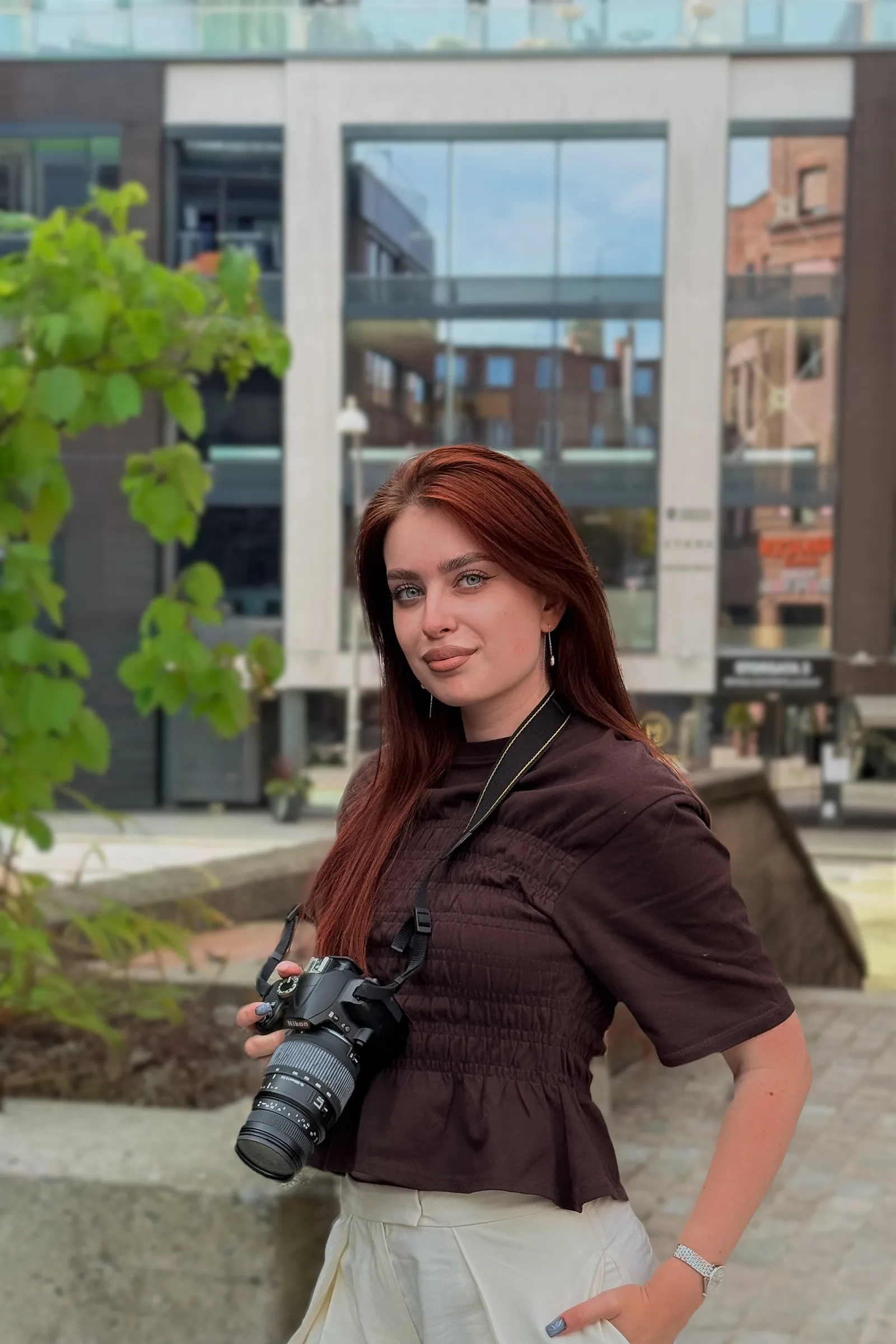Victoria Kobets, fotograf i Halden, med kamera